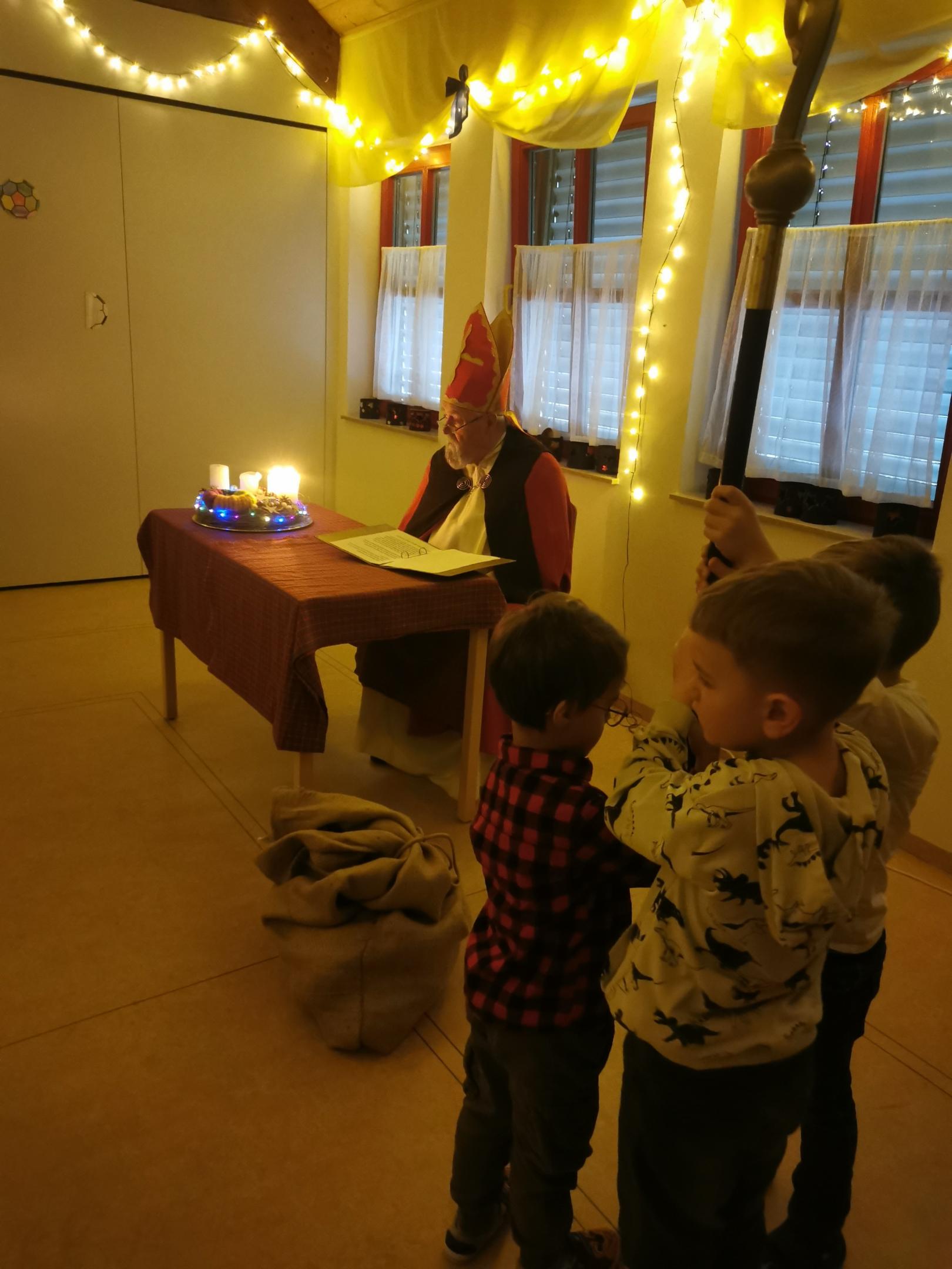 Nikolaus mit Kindern (c) der Nikolaus ist hier 2022, Kita Heilig Geist Veitsbronn